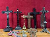 de nombreux types de croix différents posés sur une table