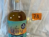 une bouteille d'alcool posée sur une table