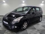 la photo d'une petite voiture noire garée dans un garage