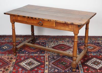 TABLE A ÉCRIÉ, DÉBUT DU XVIIIE SIÈCLE, en noyer à plateau re…