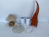 une table sur laquelle se trouvent une lampe, un abat-jour et d'autres objets