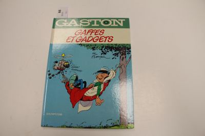 une vieille bande dessinée sur laquelle figure l'image d'un homme volant dans les airs