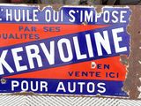 une pancarte portant l'inscription « Kervoline » posée sur une table