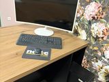 un bureau d'ordinateur équipé d'un clavier et d'un écran