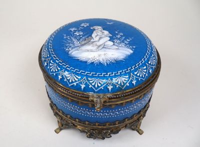 une boîte bleue sur laquelle figure l'image d'une femme