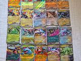 une pile de cartes pokemon posée sur une table