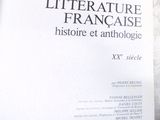 un gros plan d'un livre sur lequel figure une illustration