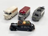 quatre petites voitures qui sont rangées les unes à côté des autres