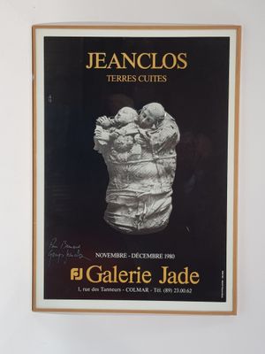 une photo d'une affiche de Jeanclos exposée dans un musée