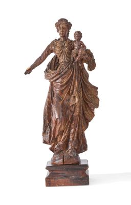 l'image d'une statue représentant une femme tenant un enfant dans ses bras