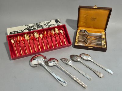une boîte de cuillères en argent et une boîte de cuillères en argent