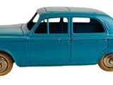 une petite voiture bleue posée sur une surface blanche