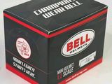 une caisse de bière posée sur une surface blanche