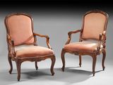 paire de fauteuils en noyer de style Louis XV avec accoudoirs rembourrés