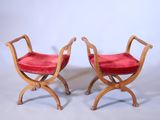 paire de fauteuils recouverts de velours rouge, avec des pieds en bois