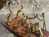 figurines en laiton représentant un groupe de personnes jouant au baseball
