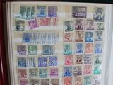 un livre orné de timbres, rangé dans une boîte