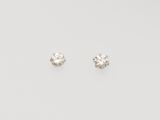 une paire de boucles d'oreilles en diamant sur fond blanc