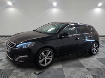 la photo d'une voiture noire garée dans un garage