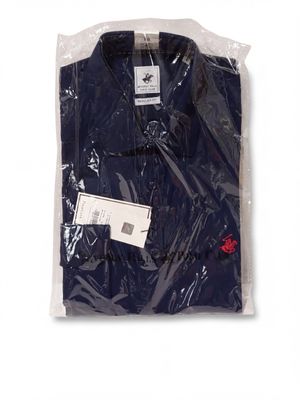 La chemise est emballée dans du plastique et prête à être portée