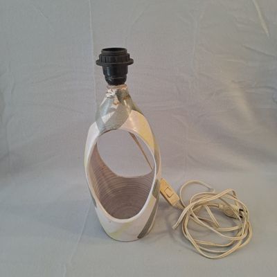 une bouteille attachée à une ficelle, posée sur une table