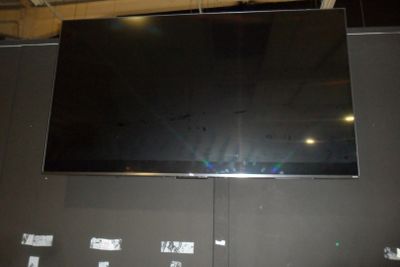 un téléviseur à écran plat accroché au mur de la chambre
