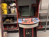 une petite borne d'arcade installée dans un magasin