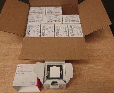 une boîte en carton contenant tout un tas de composants électroniques