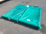 un matelas de sol vert posé par terre sur le parking