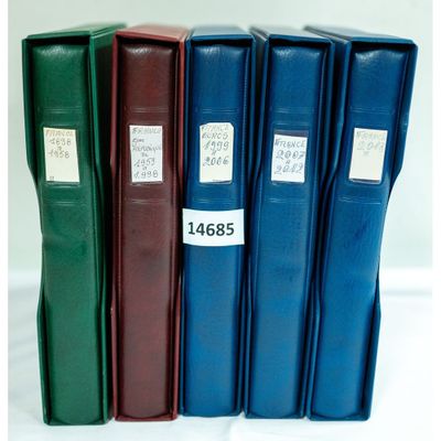 Quatre livres sont alignés les uns à côté des autres, avec des étiquettes dessus.