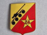 un gros plan sur un insigne rouge et jaune représentant un pistolet