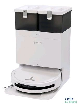 un robot assis sur une table