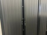 des portes coulissantes en acier inoxydable dans une salle de bains équipée de toilettes et d'un lavabo