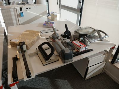 un bureau blanc sur lequel se trouvent tout un tas d'outils