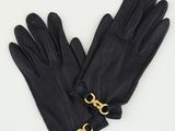 une paire de gants en cuir noir ornés de chaînes dorées