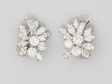 une paire de boucles d'oreilles en diamant