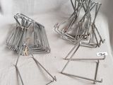 quatre morceaux de métal posés sur une table