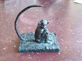 une statue représentant un singe assis sur une table
