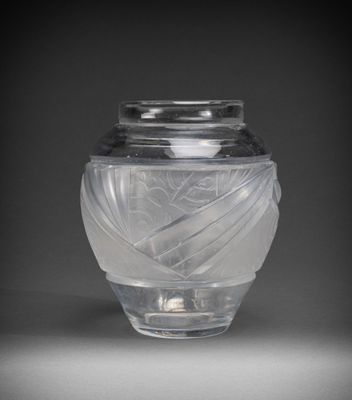 une photo d'un vase en verre posé sur une table