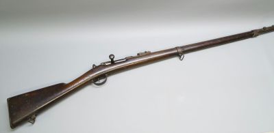 un vieux fusil exposé dans une vitrine