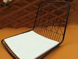 une chaise posée sur une table, avec des fleurs en arrière-plan