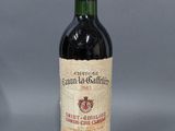 une bouteille de vin posée sur une table