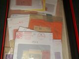 une boîte rouge remplie de toutes sortes de courriers