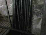 une image représentant un ensemble de tuyaux dans une pièce