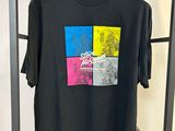 un t-shirt noir suspendu à un portant dans une pièce