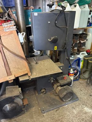 une machine posée sur une table dans une pièce