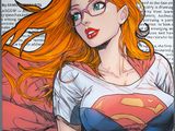 Une femme déguisée en Superman se tient devant un journal