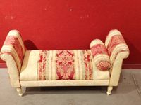 Petite banquette à pieds tournés laqué et gainé de tissu. (photo 3)