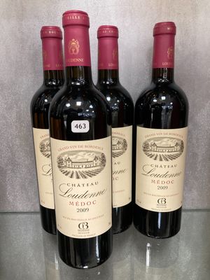 trois bouteilles de vin posées sur une table l'une à côté de l'autre