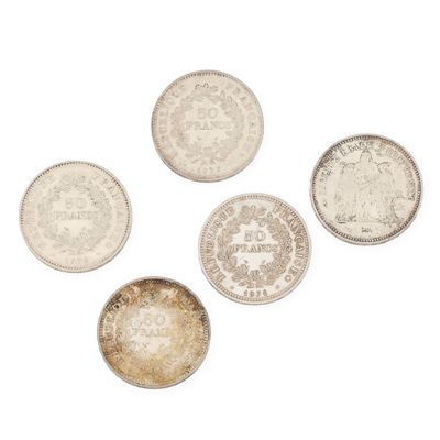 un ensemble de cinq pièces d'argent sur un fond blanc